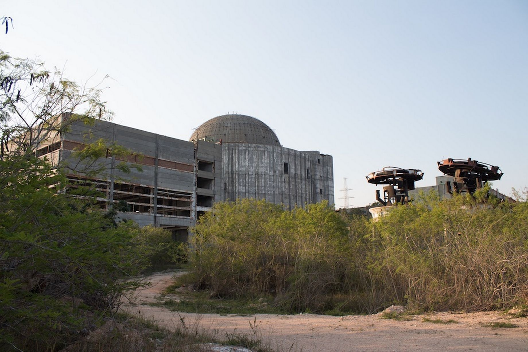 Ben trong mot nha may dien hat nhan 'ma' o Cuba hinh anh