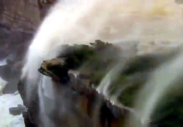 Thac nuoc chay nguoc vi gio manh hinh anh