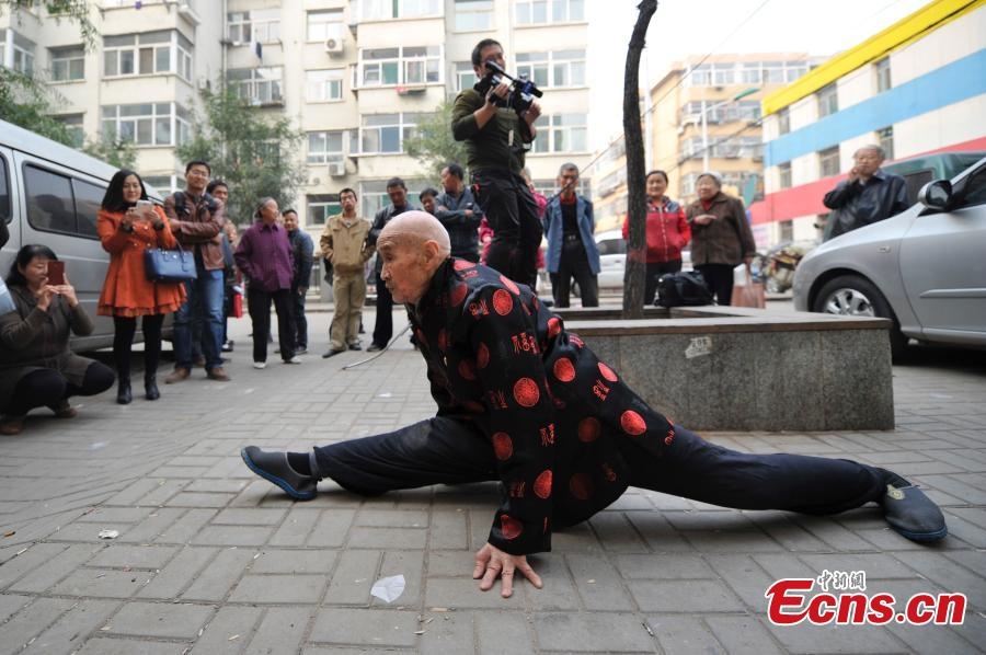 Cu gia 96 tuoi noi tieng voi nhung dong tac phi thuong hinh anh