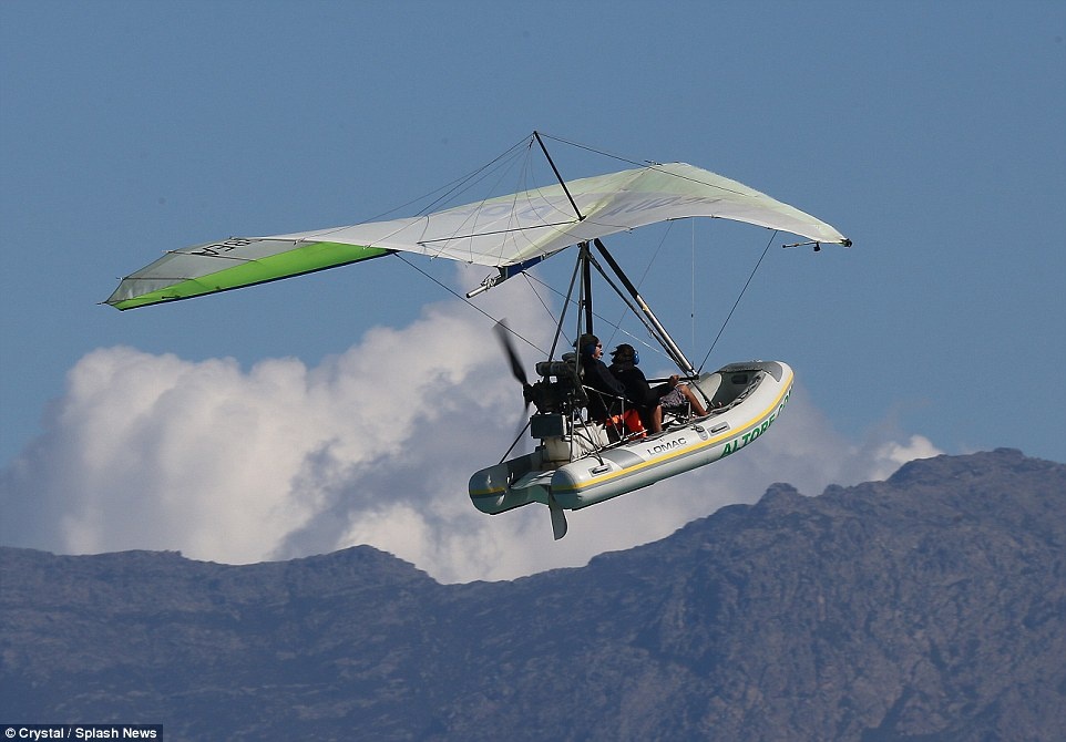 Doi thuyen bay giua bien Dia Trung Hai hinh anh