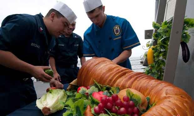 Can canh bua an cua hai quan cac nuoc hinh anh