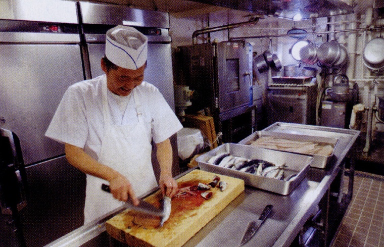 Cá là một trong những thực phẩm không thể thiếu trong các bữa ăn của người Nhật nói chung và lính hải quân nói riêng.