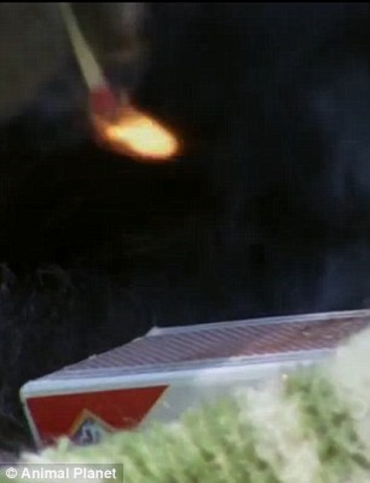 Chú sử dụng diêm một cách thành thạo để châm lửa.