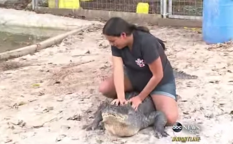 Martha Rivera vat ca sau trong trung tam bao ve dong vat hinh anh