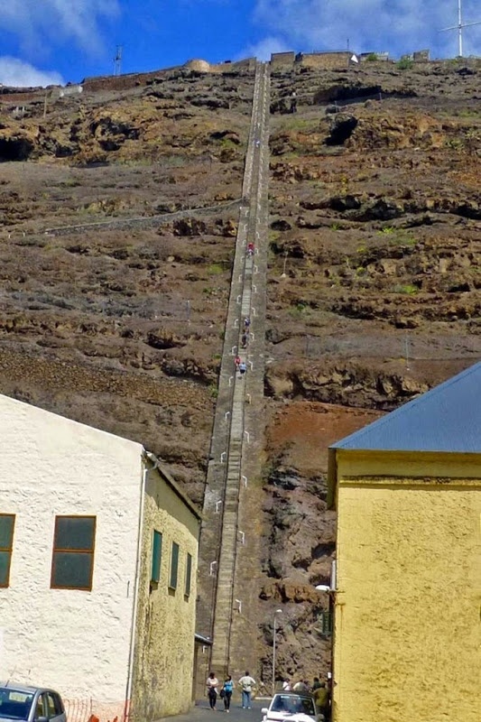 Cuộc sống trên Sain Helena diễn ra chậm rãi. Hòn đảo không có chuỗi cửa hàng và các cửa hàng địa phương đều đóng cửa vào 4h chiều. Một vài doanh nghiệp hoạt động cả tuần. Siêu thị chỉ bán thực phẩm vào các dịp tàu đến. Saint Helena không có mạng di động, mạng internet cũng không phổ biến. 