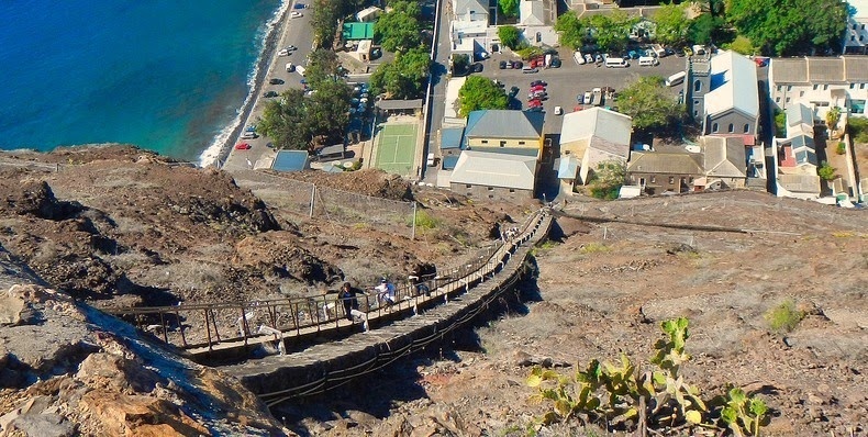 Mặc dù những vùng hẻo lánh của hòn đảo là điểm thu hút khách du lịch nhưng rất ít người sẵn sàng bỏ ra 6 ngày ngồi tàu để đến đó. Năm 2014, lượng khách du lịch đến Saint Helena chỉ đạt 3.200 người.