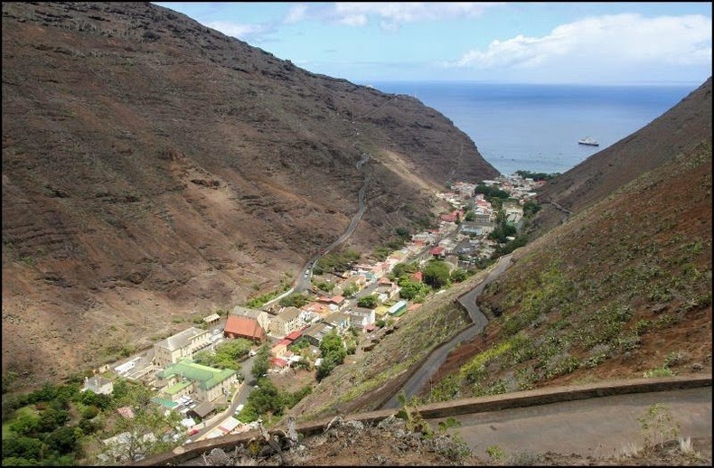 Jamestown là thị trấn dài, hẹp với mật độ dân số cao. Cây bụi sinh trưởng ở các góc phố. Địa hình dốc bao quanh khiến đất đá sụt lở thường xuyên, phá hủy các tòa nhà.