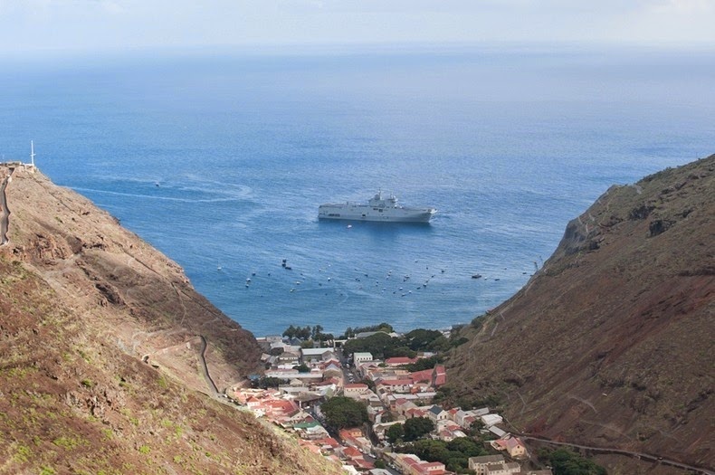 Năm 1502, người Bồ Đào Nha phát hiện hòn đảo. Đến thế kỷ XVII, Saint Helena trở thành căn cứ quân sự của Anh. Nó là cửa vào quan trọng đối với các tàu thuyền từ châu Á và châu Phi đến châu Âu cho đến năm 1869 khi kênh đào Suez đi vào hoạt động.