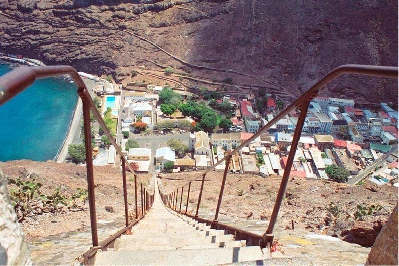 Kiến trúc nổi bật của Jamestown là Thang của Jacob, một cầu thang gồm 699 bậc, được xây dựng từ năm 1829 để nối liền thị trấn với pháo đài trên đồi Ladder. Ngoài ra, hòn đảo cũng nổi tiếng với Bảo tàng Saint Helena, Pháo đài Knoll, hai ngôi nhà của Napoleon - Longwood House và Briars, mộ của ông.