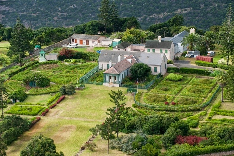 Saint Helena là nơi lưu đày Hoàng đế Pháp Napoleon Bonaparte từ năm 1815 đến năm 1821. Ngày nay, hòn đảo là nơi sinh sống của 4.000 cư dân.