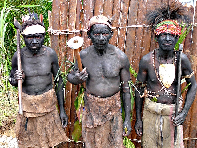 Những thành viên của bộ tộc Korowai trên đảo New Guinea của Indonesia. Ảnh: 