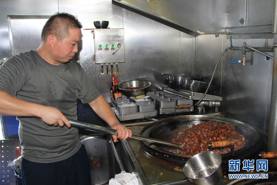 Đầu bếp đang chế biến món thịt xào kiểu Trung Quốc