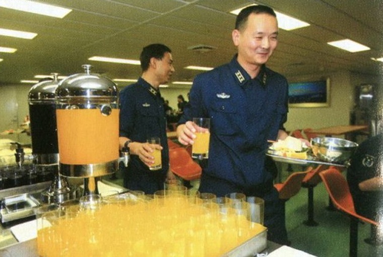 Đồ uống của thủy thủ trên tàu sân bay Liêu Ninh gồm có nước ép trái cây, sữa hộp và các đồ uống khác. 