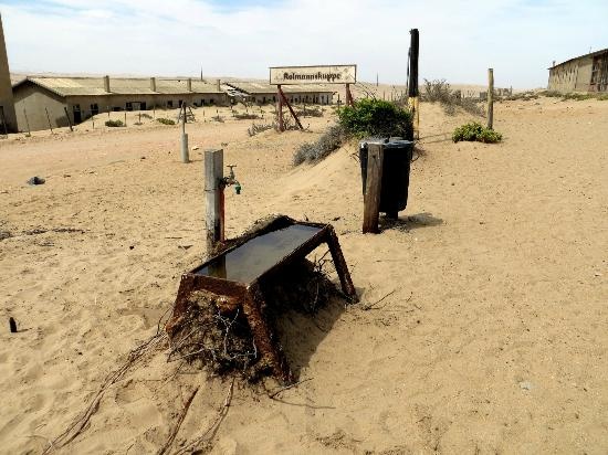 Những vòi nước trơ trọi giữa sa mạc.