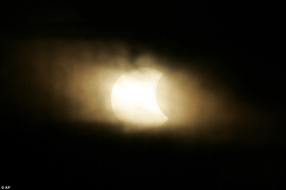 Người dân ở Bowling Green chỉ có thể quan sát nhật thực trong chốc lát vì mây dày đặc. Ảnh: 