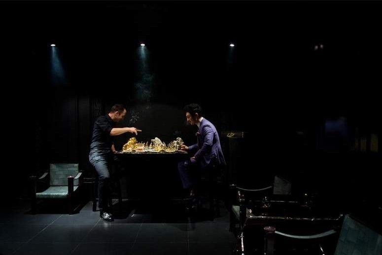 Talos (phải) và nhân viên Mel đang chơi bộ cờ vua bằng vàng 