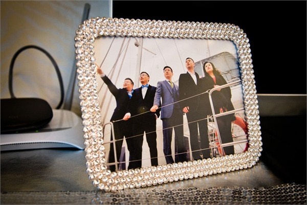 CEO bất động sản Tổng Đại Quân đặt thiết kế riêng cho bức ảnh kỷ niệm của gia đình mình.