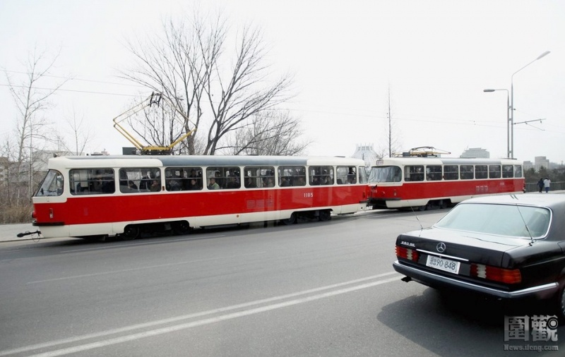 Bên cạnh những chiếc xe điện công cộng truyền thống, Triều Tiên đã bắt đầu mở cửa cho các hãng xe quốc tế như: Mercedes, Toyota....