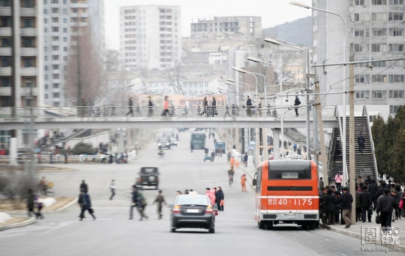 Trung tâm Bình Nhưỡng với đường đi bộ trên cao tân tiến.