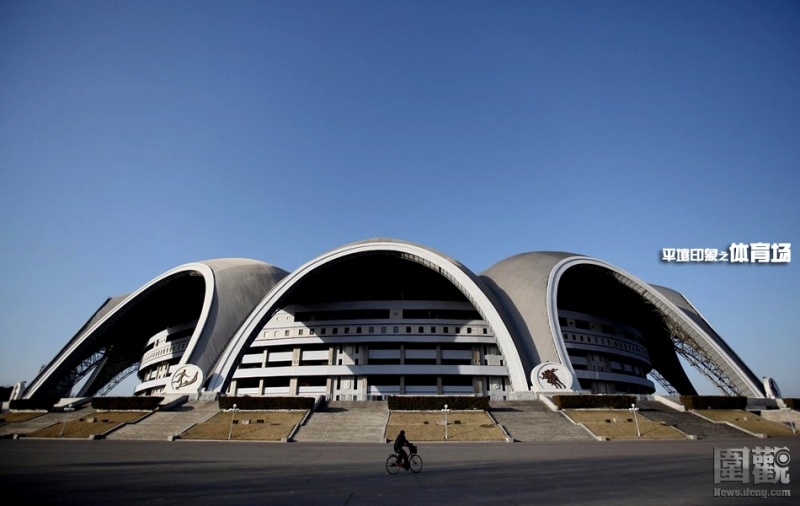 Sân vận động 1/5 được xây dựng trên hòn đảo nổi giữa sông Daedong -- nơi đẹp nhất Bình Nhưỡng. Sân vận động lấy tên theo ngày hoàn thành 1/5/1989 với tổng diện tích hơn 2000 km2 và có thể phục vụ 150.000 khách.