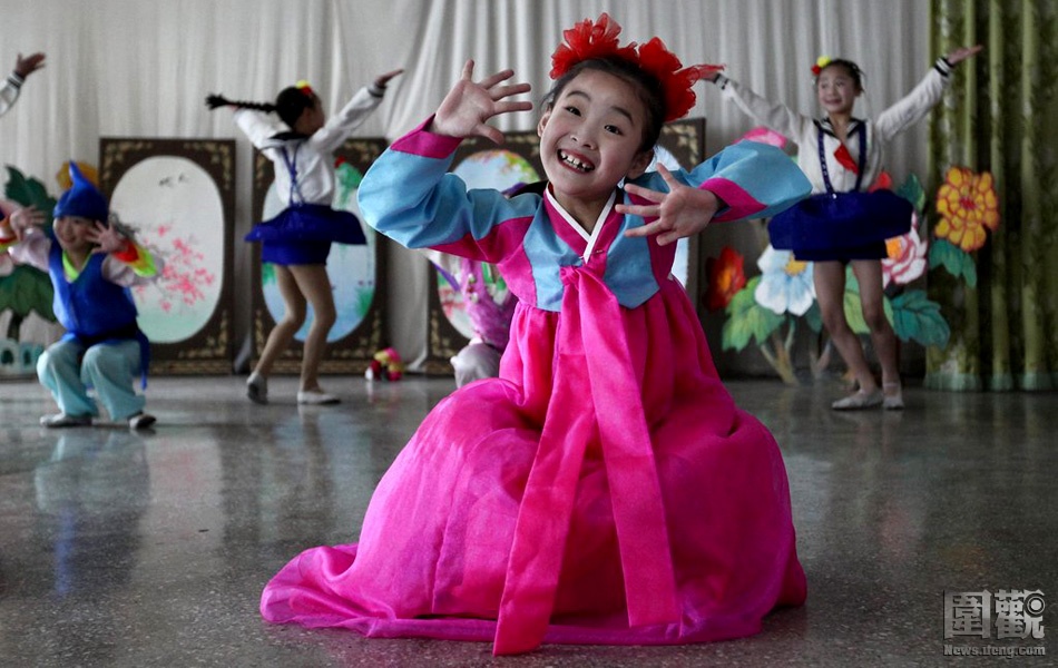 Triều Tiên vẫn giữ được nét truyền thống văn hoá trong lớp trẻ với những bộ hanbook đặc trưng.