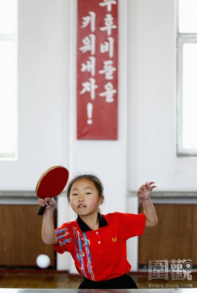 Tham gia các môn thể thao như bóng bàn, bóng đá giúp các em rèn luyện thể chất tốt hơn.