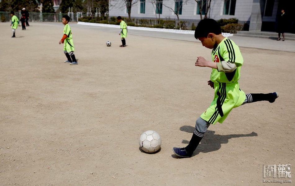 Tuy không có bóng mới nhưng những cậu học sinh này vẫn say mê với môn thể thao vua.
