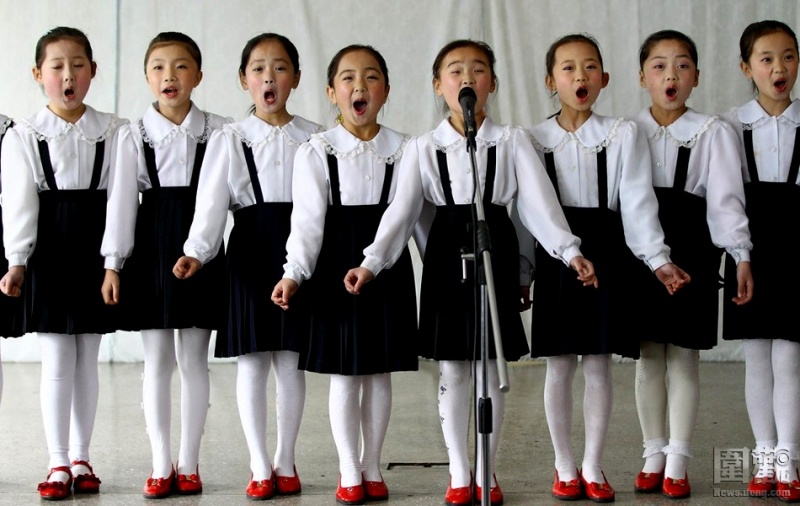 Trẻ em Bình Nhưỡng được thoả thích tham gia các hoạt động ngoại khoá như ca hát, múa, diễn kịch hay thể thao...