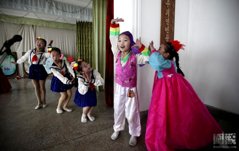 Các bé trong đội kịch của trường đang biểu diễn rất say mê.