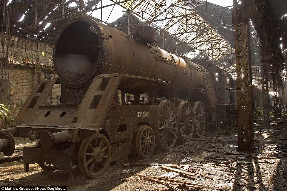 Ben trong nghia dia tau hoa o chau Au hinh anh