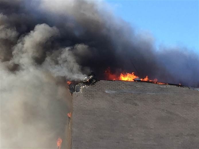 May bay dam trung toa nha tai My, boc chay ngun ngut hinh anh