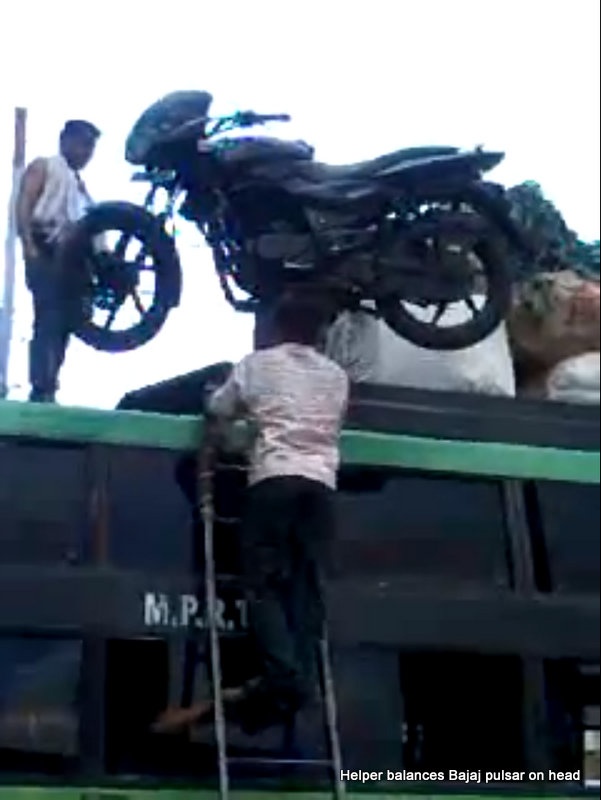 Nguoi dan ong dung dau mang xe may phan khoi lon hinh anh