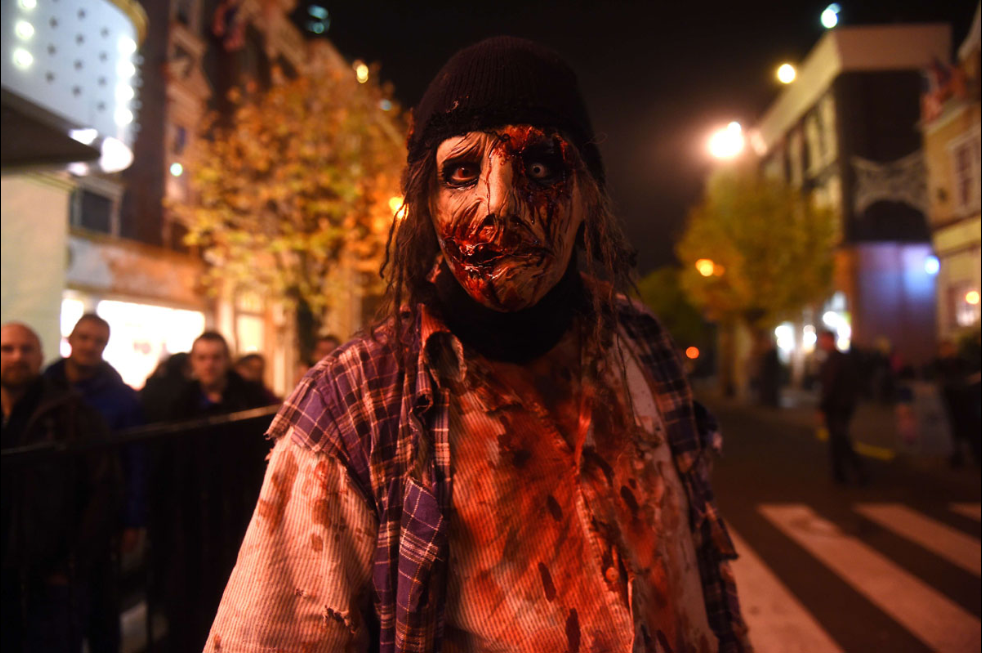 Một nhân vật đáng sợ trong ngày lễ Halloween ở Đức. Ảnh: Getty Images
