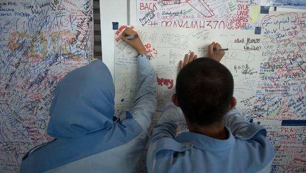 Con cua hanh khach MH370 lam don kien chinh phu hinh anh