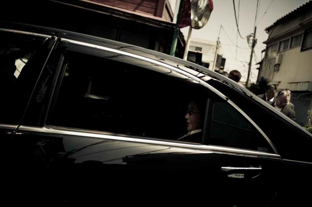 Miếng mồi thơm ngon của các Yakuza là những công việc liên quan đến tống tiền, cờ bạc, buôn bán ma túy, lừa đảo, mại dâm,... Ảnh: Anton Kusters