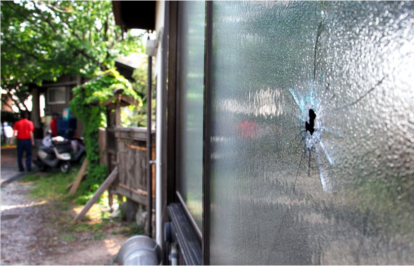 Dấu tích của một vụ tấn công của Yakuza. Ảnh: Shoma Fujiwaki