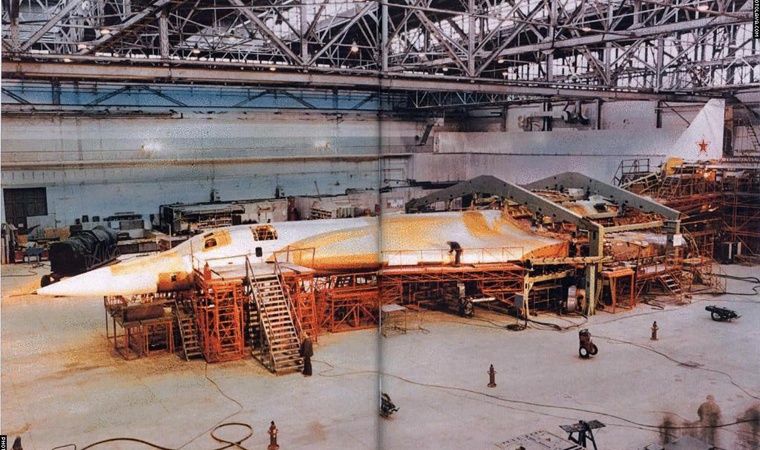 Ben trong nha may san xuat co may ran de hat nhan cua Nga hinh anh