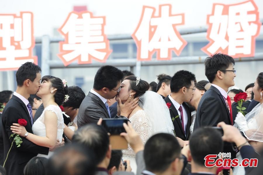 Đám cưới của 100 cặp uyên ương diễn ra trên đập Tam Hiệp hôm 2/11.