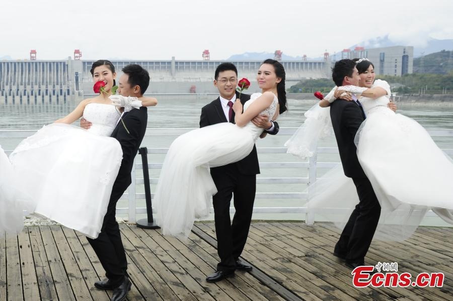 100 cap to chuc dam cuoi tren dap lon nhat the gioi hinh anh