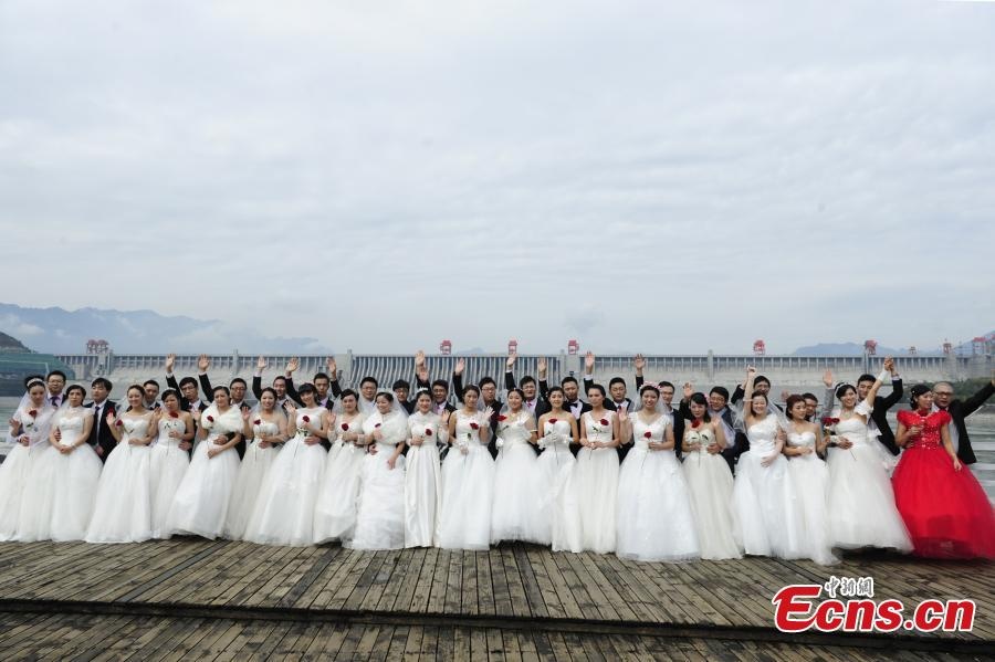 Các cặp vợ chồng xếp hàng để chụp ảnh lưu niệm.