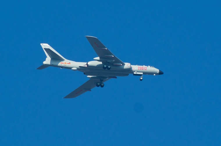 May bay nem bom H-6 pho dien suc manh hinh anh