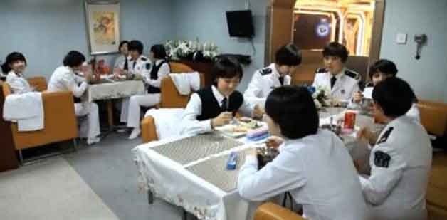 Anh hiem ben trong tau san bay Lieu Ninh hinh anh