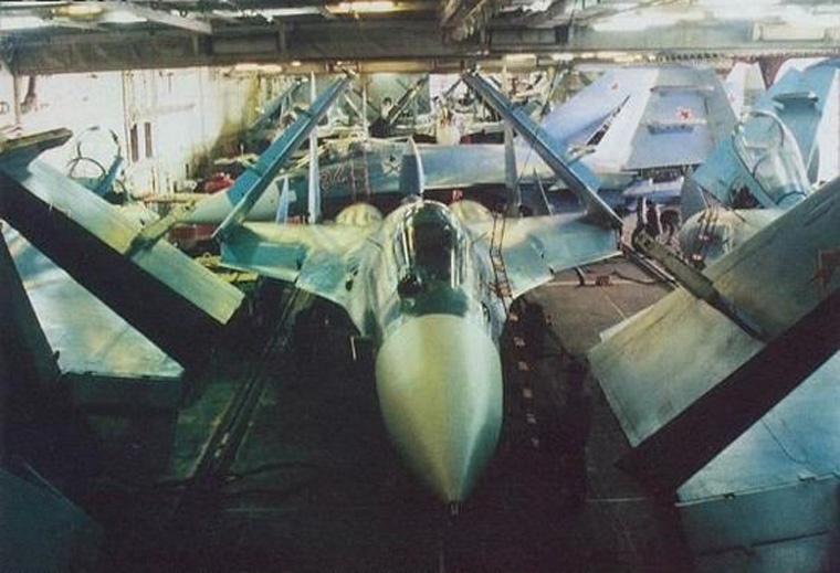 Anh hiem ben trong tau san bay duy nhat cua Nga hinh anh