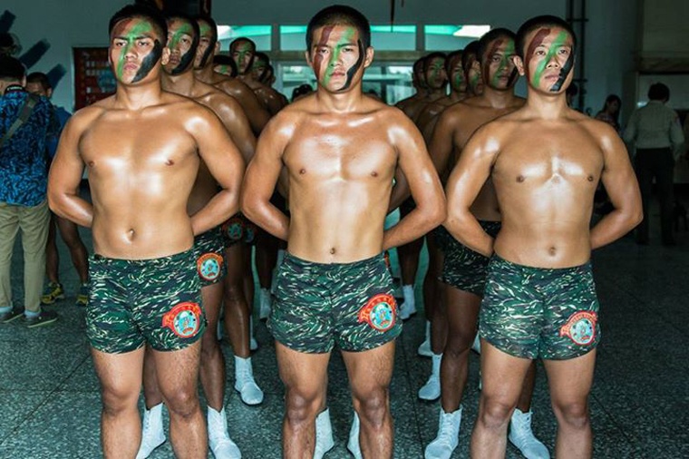 Dac nhiem Dai Loan khoe co bap truoc dam dong hinh anh