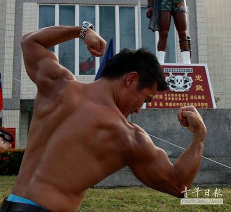 Buổi trình diễn bắt đầu bằng màn khoe cơ bắp của các binh lính.