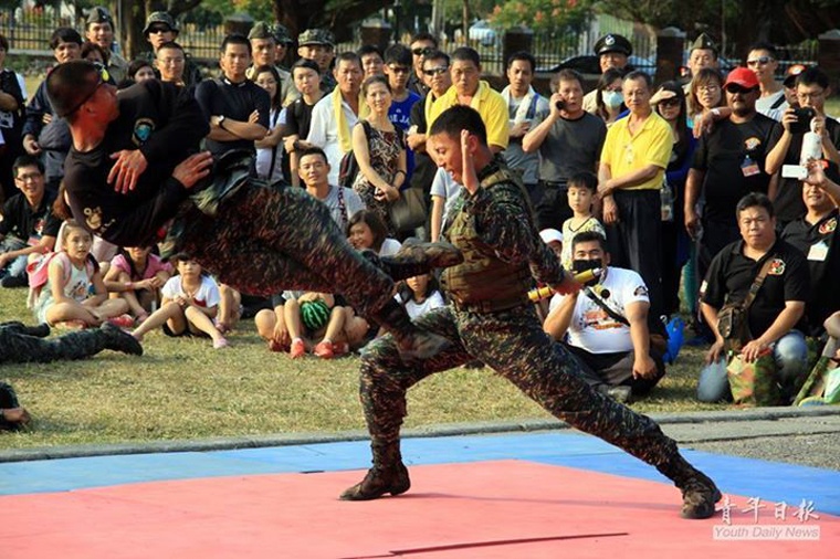 Sau màn khoe cơ bắp