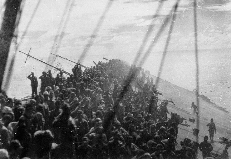 Thủy thủ đoàn trên tàu sân bay 