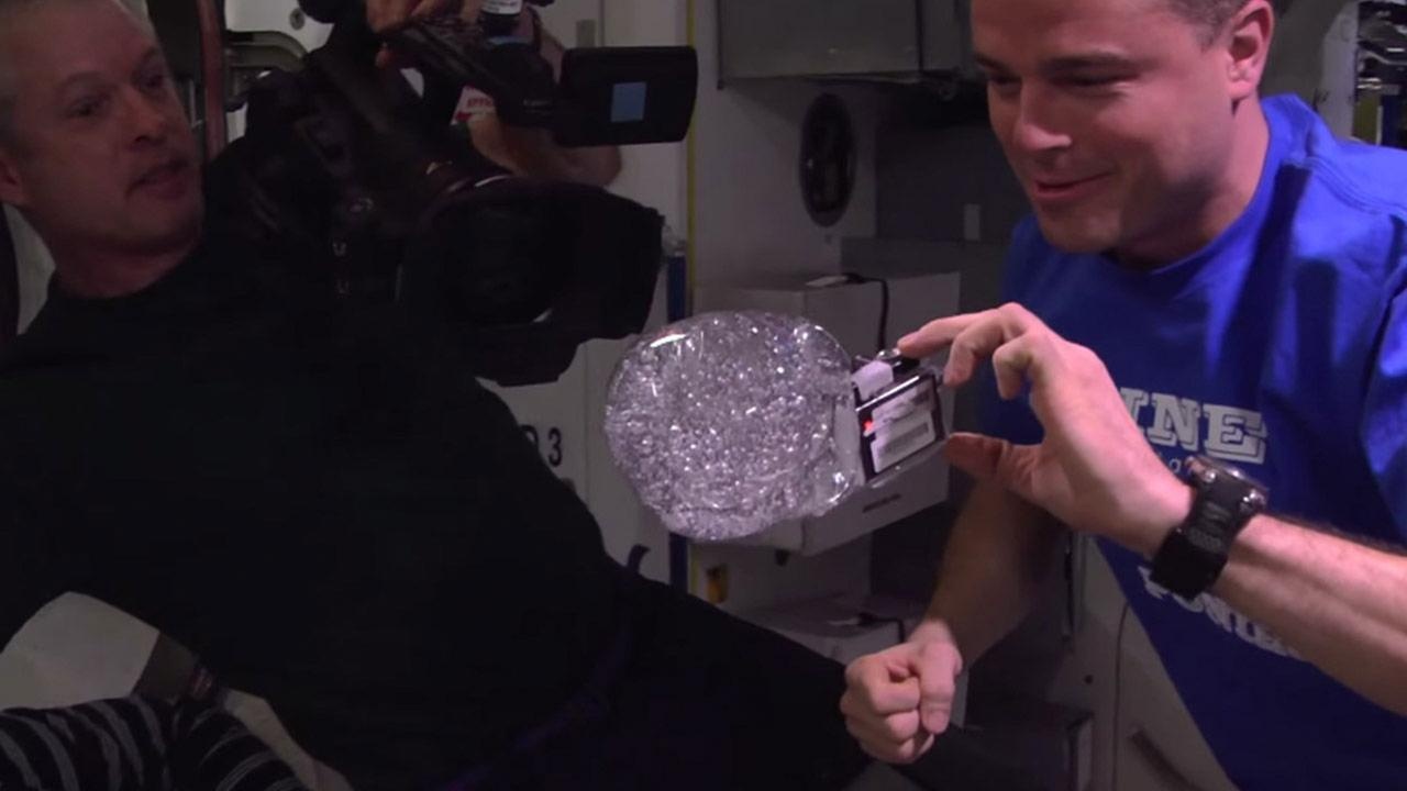 NASA tung video cac nha du hanh choi dua voi qua cau nuoc hinh anh