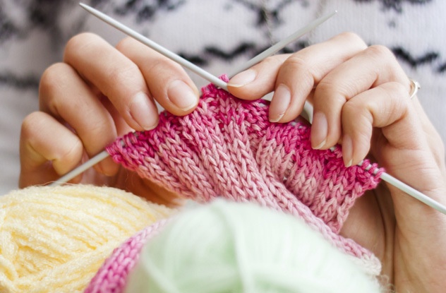 Cụ bà 89 tuổi ở Đức phải đan áo len cho cho chủ nhân của những chiếc xe bị bà rạch lốp. Ảnh minh họa: blogspot.com