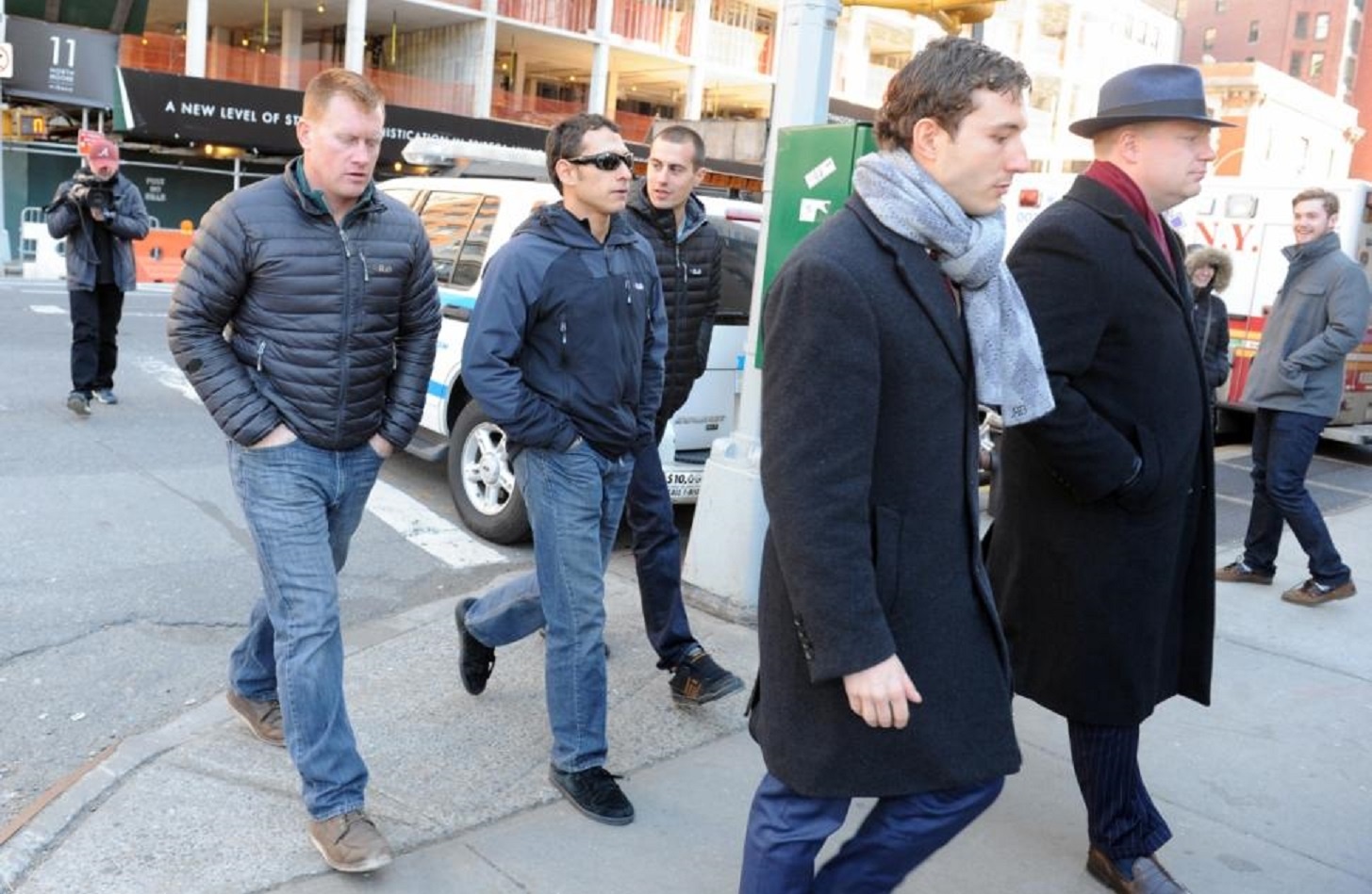 Marco Markovich, Andrew Rossig và James Brady (phía sau) trở thành tội phạm trộm cắp sau khi thực hiện cú nhảy mạo hiểm từ  đỉnh tòa nhà Trung tâm Thương mại Một Thế giới. Ảnh: New York Daily News